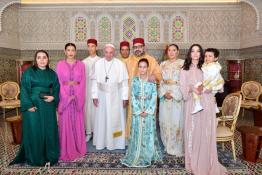 Image du Maroc Professionnelle de  Sa Majesté le Roi Mohammed VI accompagné de la famille royale pose avec Sa Sainteté le Pape François au Palais royal de Rabat, Samedi 30 Mars 2019. De gauche à droite : Princesse Lalla Asmaa, Princess Lalla Meryem, Prince héritier Moulay Hassan, le Pape François, Prince Moulay Rachid, SM le Roi Mohammed VI, Princesse Lalla Khadija, la Princesse Lalla  Hasnaa et Princesse Lalla Kaltoum. (Photo/ SPPR) via Jalilbounhar.com 